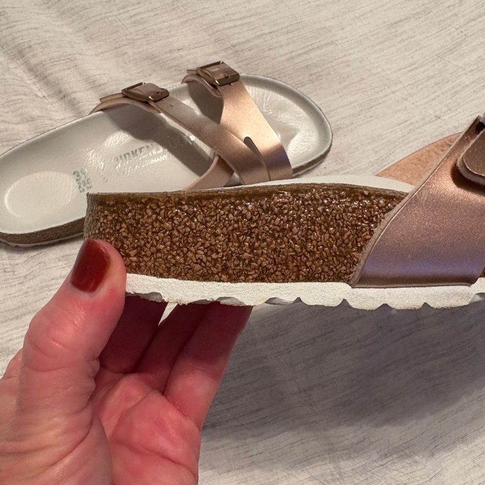 Birkenstock Women’s Yao Metallic Rose Gold Sandals, size 39 (US 8.5/9) - Picture 3 of 14